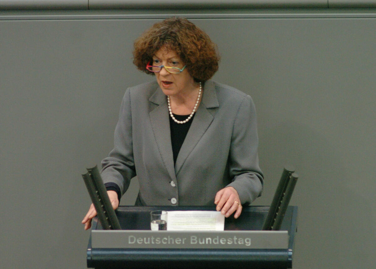 Zapf, Uta Uta Zapf, SPD, MdB, Rede im Deutschen Bundestag, 14. Sitzung, ZP2, Thema: Auseinandersetzung um das iranische Atomprogramm.; Bundestagsabgeordnete, Abgeordnete, Rednerpult
