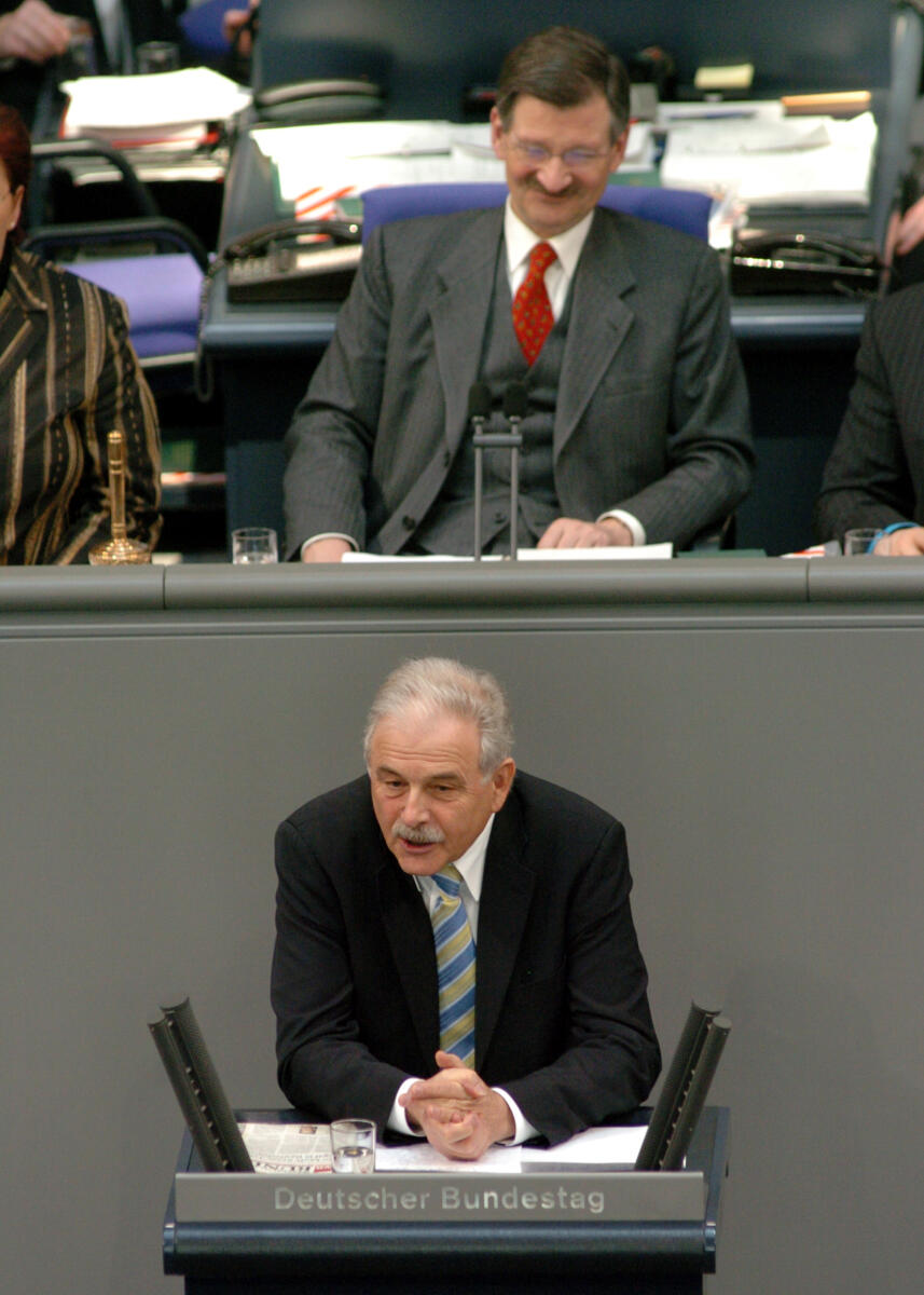 Erich G. Fritz, CDU/CSU, MdB, Rede im Deutschen Bundestag, 14. Sitzung, ZP2, Thema: Auseinandersetzung um das iranische Atomprogramm, Vorsitz: Bundestagsvizepräsident Dr. Hermann Otto Solms, FDP.; Bundestagsabgeordneter, Abgeordneter, Rednerpult; Rednerpult. Fritz, Erich G.; Solms, Hermann Otto Erich G. Fritz, CDU/CSU, MdB, Rede im Deutschen Bundestag, 14. Sitzung, ZP2, Thema: Auseinandersetzung um das iranische Atomprogramm, Vorsitz: Bundestagsvizepräsident Dr. Hermann Otto Solms, FDP.; Bundestagsabgeordneter, Abgeordneter, Rednerpult; Rednerpult.