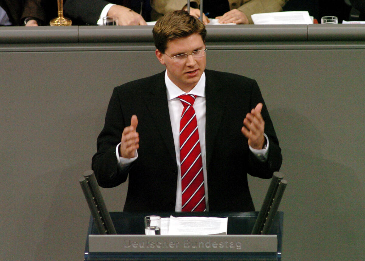 Toncar, Florian Florian Toncar, FDP, MdB, Rede im Deutschen Bundestag, 14. Sitzung, TOP11, Thema: Abfallrecht.; Bundestagsabgeordneter, Abgeordneter, Rednerpult, Gestik, Geste