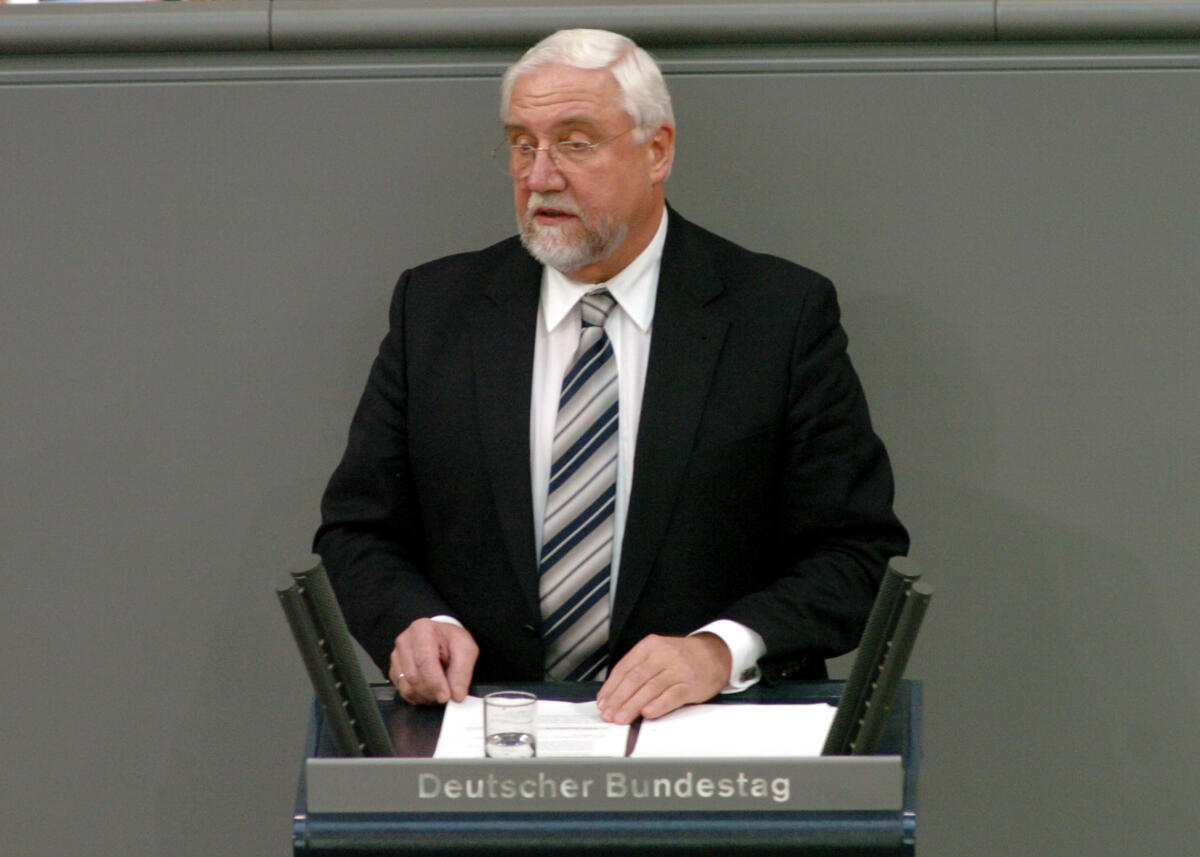 Lehmer, Max Dr. Max Lehmer, MdB, CDU/CSU, Rede, Deutscher Bundestag, 14. Sitzung, TOP9, Thema: Gentechnikgesetz.; Rednerpult.