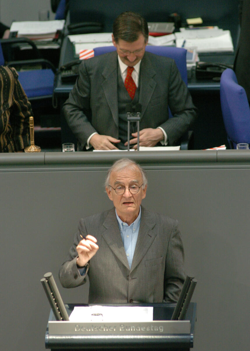 Paech, Norman; Solms, Hermann Otto Prof. Norman Paech, MdB, DIE LINKE., Rede, Deutscher Bundestag, 14. Sitzung, ZP2, Thema: Auseinandersetzung um das iranische Atomprogramm. Vorsitz: Bundestagsvizepräsident Dr. Hermann Otto Solms, FDP.; Rednerpult.