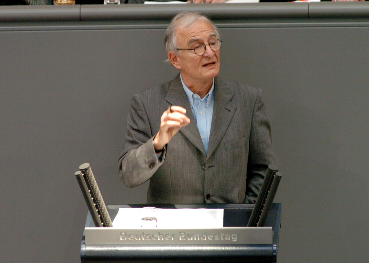 Paech, Norman Prof. Norman Paech, DIE LINKE., MdB, Rede im Deutschen Bundestag, 14. Sitzung, ZP2, Thema: Auseinandersetzung um das iranische Atomprogramm.; Rednerpult.