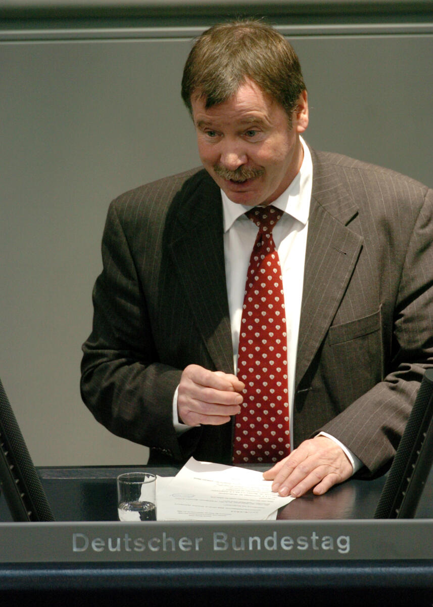 Runde, Ortwin Ortwin Runde, MdB, SPD, Rede, Deutscher Bundestag, 14. Sitzung, TOP 3, Thema: Jahreswirtschaftsbericht 2006, 11. Redner.

Rednerpult.