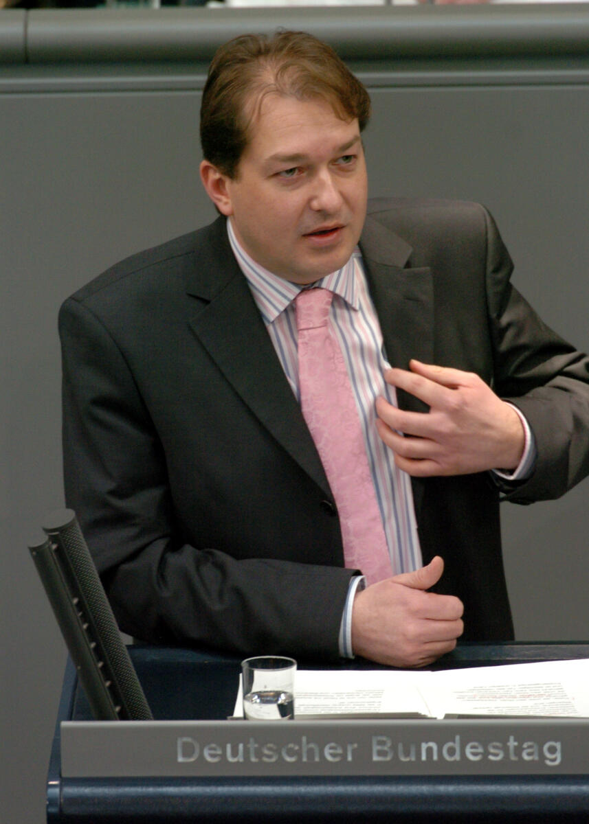 Dobrindt, Alexander Alexander Dobrindt, MdB, CDU/CSU, Rede, Deutscher Bundestag, 14. Sitzung, TOP 3, Thema: Jahreswirtschaftsbericht 2006, 9. Redner.

Rednerpult.
