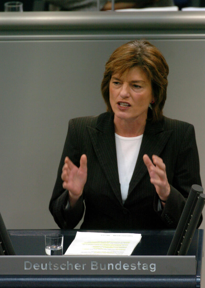 Ute Berg, MdB, SPD, Rede, Deutscher Bundestag, 14. Sitzung, TOP 3, Thema: Jahreswirtschaftsbericht 2006, 10. Redner.
Rednerpult. Berg, Ute Ute Berg, MdB, SPD, Rede, Deutscher Bundestag, 14. Sitzung, TOP 3, Thema: Jahreswirtschaftsbericht 2006, 10. Redner.
Rednerpult.