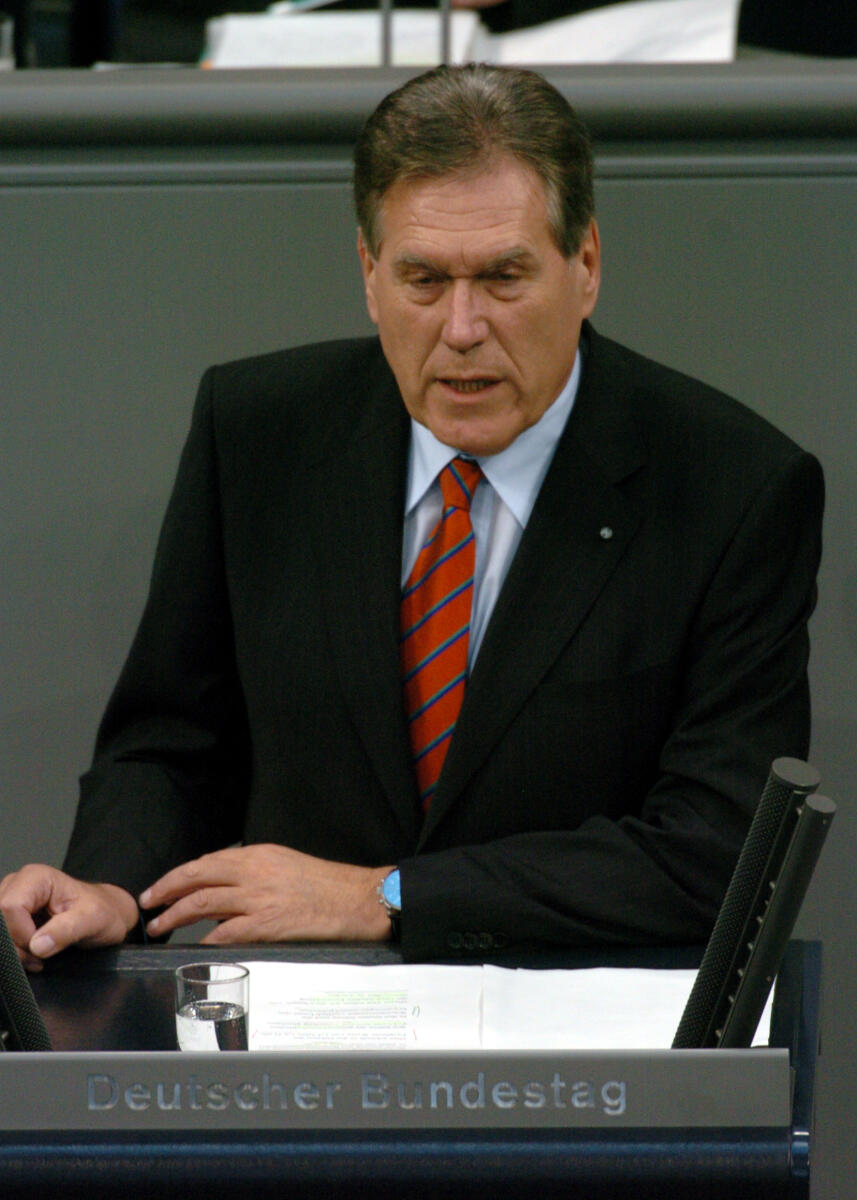 Glos, Michael Michael Glos, Bundesminister für Wirtschaft und Technologie, CDU/CSU, Rede, Deutscher Bundestag, 14. Sitzung, TOP 3, Thema: Jahreswirtschaftsbericht 2006, 1. Redner.

Rednerpult.