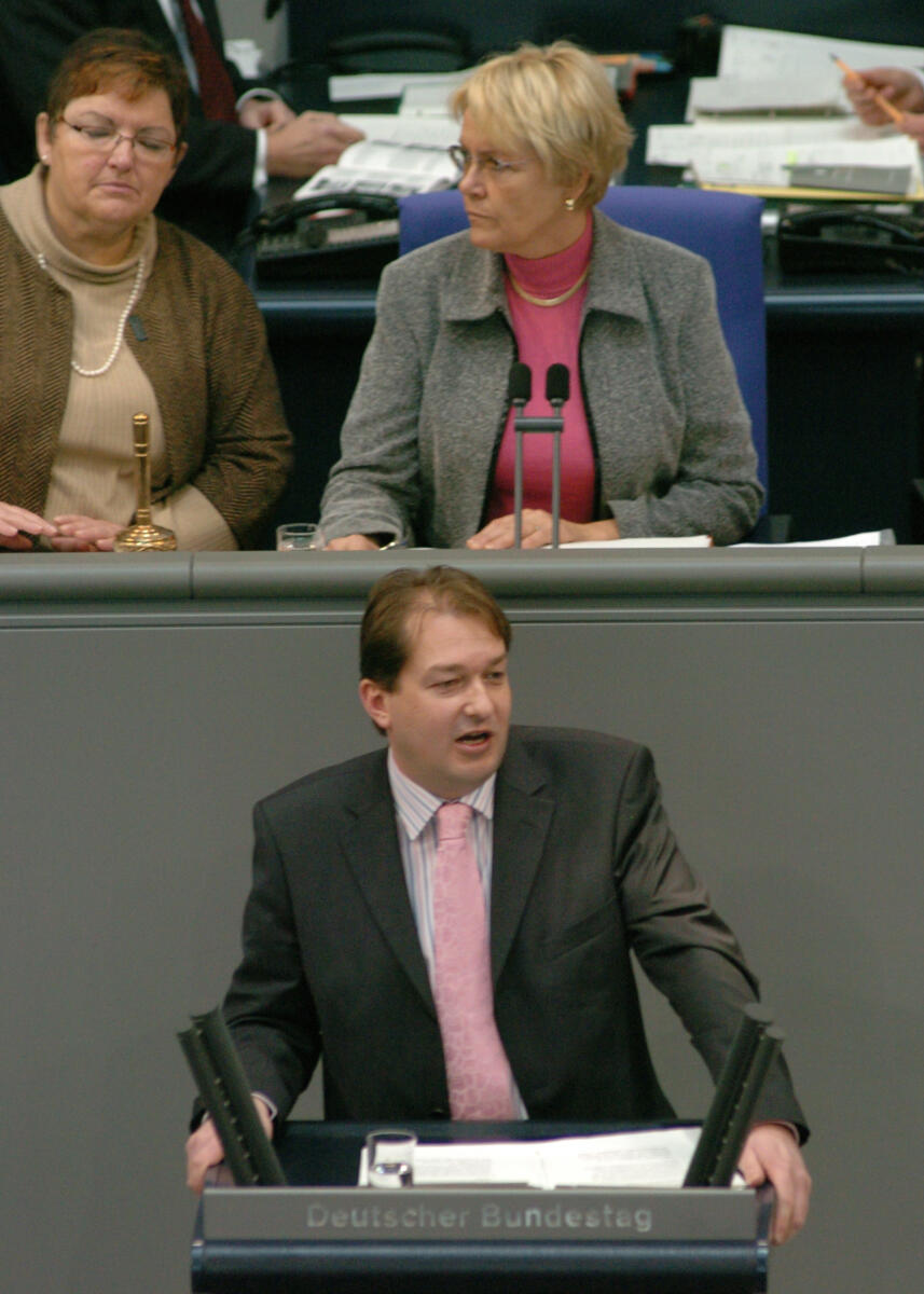Dobrindt, Alexander; Kastner, Susanne Alexander Dobrindt, MdB, CDU/CSU, Rede, Deutscher Bundestag, 14. Sitzung, TOP3, Thema: Jahreswirtschaftsbericht 2006. Vorsitz: Bundestagsvizepräsidentin Dr. h. c. Susanne Kastner, SPD.; Rednerpult.