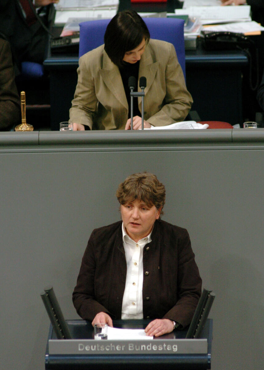 Dr. Kirsten Tackmann, MdB, DIE LINKE, Rede, Deutscher Bundestag, 14. Sitzung, TOP9, Thema: Gentechnikgesetz. Vorsitz: Bundestagsvizepräsidentin Katrin Göring-Eckardt, Bündnis 90/Die Grünen.
Rednerpult. Tackmann, Kirsten; Göring-Eckardt, Katrin Dr. Kirsten Tackmann, MdB, DIE LINKE, Rede, Deutscher Bundestag, 14. Sitzung, TOP9, Thema: Gentechnikgesetz. Vorsitz: Bundestagsvizepräsidentin Katrin Göring-Eckardt, Bündnis 90/Die Grünen.
Rednerpult.