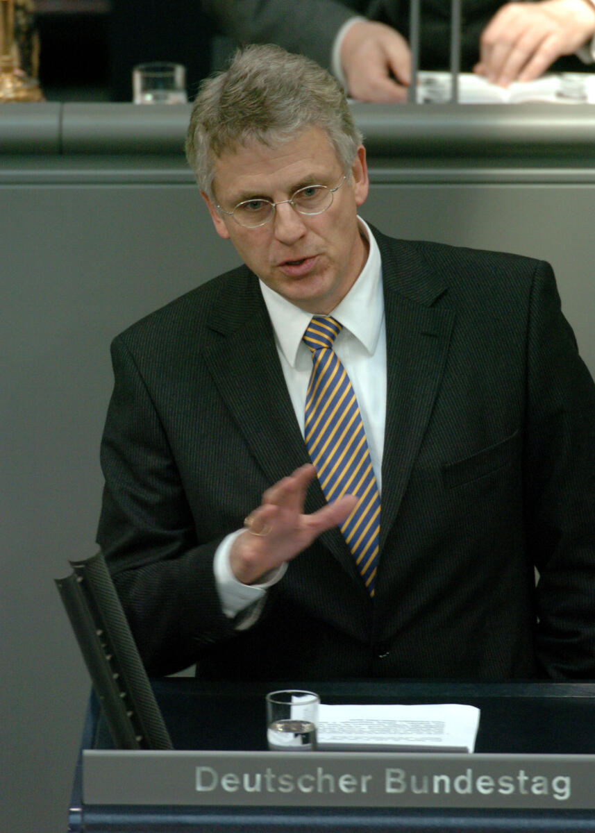 Wellmann, Karl-Georg Karl-Georg Wellmann, MdB, CDU/CSU, Rede, Deutscher Bundestag, 14. Sitzung, ZP2, Thema: Auseinandersetzung um das iranische Atomprogramm, 9. Redner.

Rednerpult.