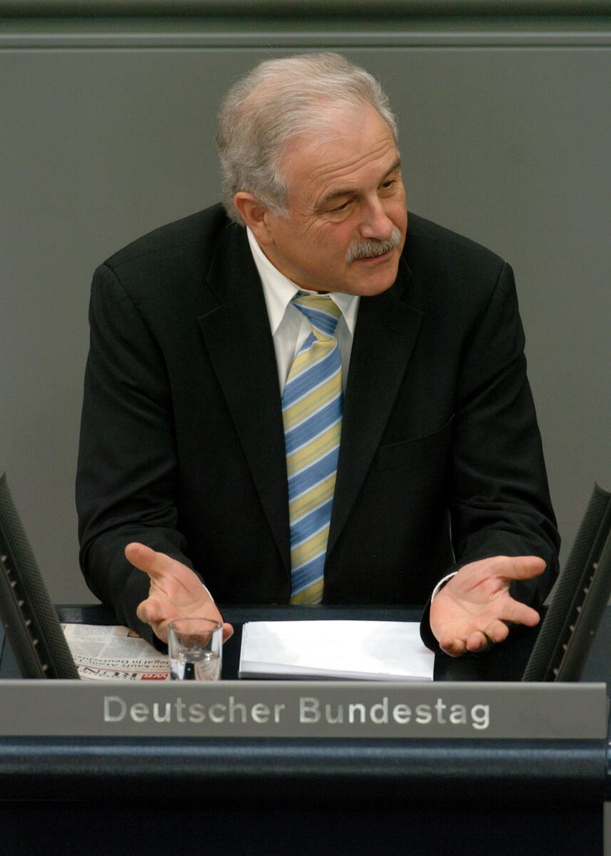Fritz, Erich G. Erich G. Fritz, MdB, CDU/CSU, Rede, Deutscher Bundestag, 14. Sitzung, ZP2, Thema: Auseinandersetzung um das iranische Atomprogramm, 11. Redner.

Rednerpult.