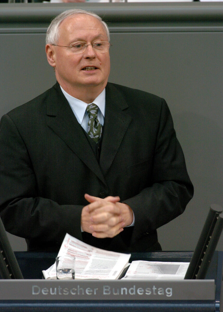 Lafontaine, Oskar Oskar Lafontaine, MdB, Die Linke, Rede, Deutscher Bundestag, 14. Sitzung, TOP 3, Thema: Jahreswirtschaftsbericht 2006, 4. Redner.

Rednerpult.