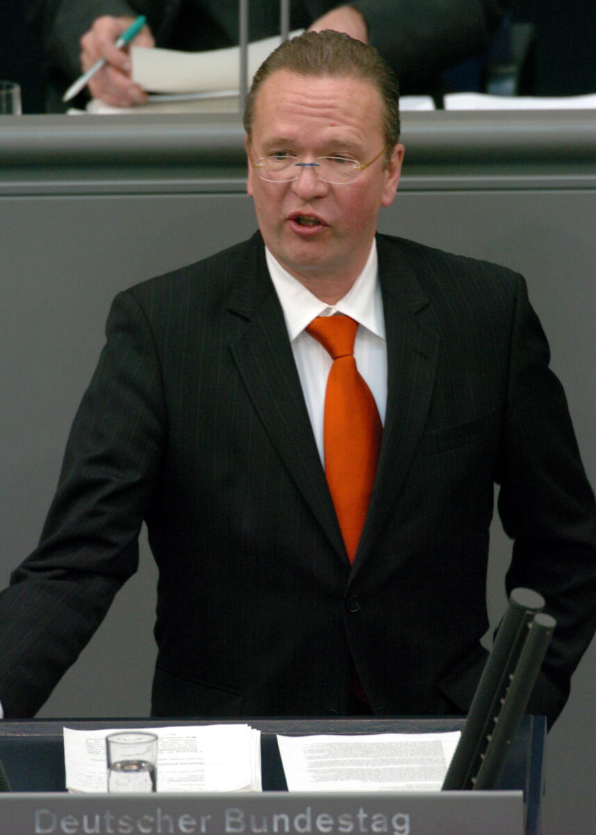 Wend, Rainer Dr. rainer Wend, MdB, SPD, Rede, Deutscher Bundestag, 14. Sitzung, TOP 3, Thema: Jahreswirtschaftsbericht 2006, 7. Redner.

Rednerpult.