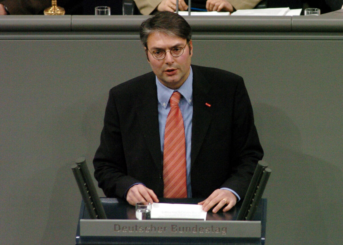 Jung, Johannes Johannes Jung, MdB, SPD, Rede, Deutscher Bundestag, 14. Sitzung, TOP 10, Thema: Guantanamo.

Rednerpult.