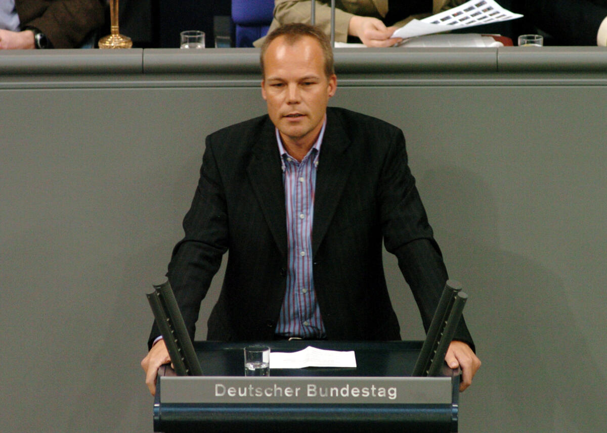 Miersch, Matthias Dr. Matthias Miersch, MdB, SPD, Rede, Deutscher Bundestag, 14. Sitzung, TOP 9, Thema: Gentechnikgesetz. 

Rednerpult.
