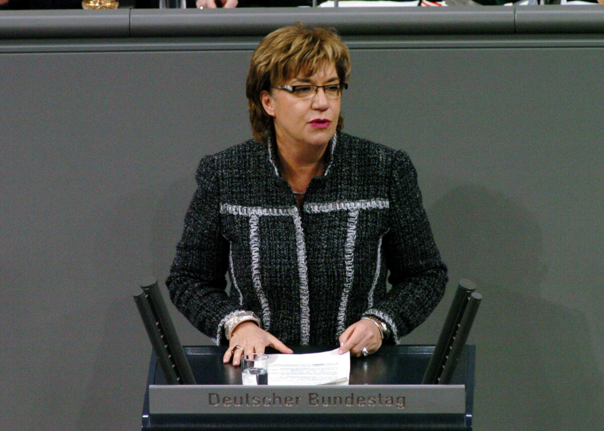 Strothmann, Lena Lena Strothmann, MdB, CDU/CSU, Rede, Deutscher Bundestag, 14. Sitzung, TOP 12, Thema: EU-Dienstleistungsrichtlinie.

Rednerpult.