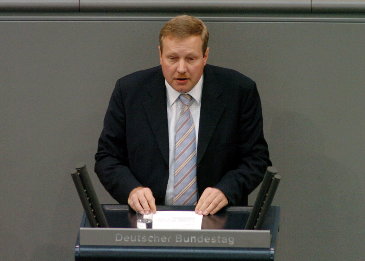 Steppuhn, Andreas Andreas Steppuhn, MdB, SPD, Rede, Deutscher Bundestag, 14. Sitzung, TOP 4, Thema: Förderung ganzjähriger Beschäftigung.

Rednerpult.