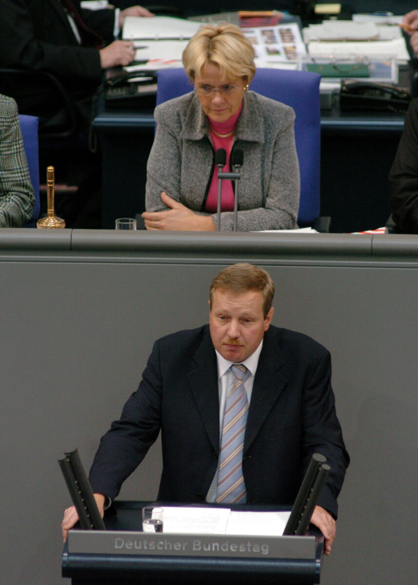 Steppuhn, Andreas; Kastner, Susanne Andreas Steppuhn, MdB, SPD, Rede, Deutscher Bundestag, 14. Sitzung, TOP 4, Thema: Förderung ganzjähriger Beschäftigung. Vorsitz: Bundestagvizepräsidentin Dr. h. c. Susanne Kastner, SPD.; Rednerpult.