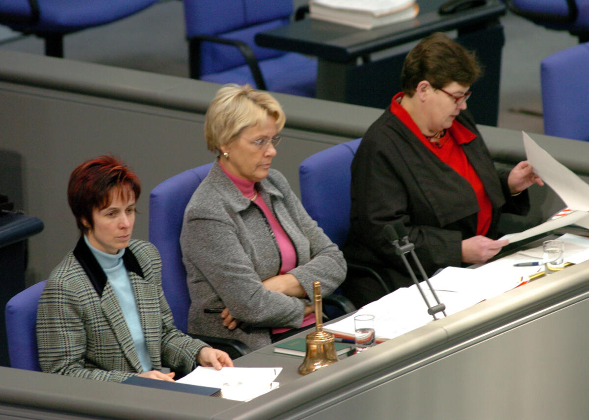 Katrin Kunert, (li.), MdB, DIE LINKE., Schriftführerin, Lydia Westrich (re), MdB, SPD, Schriftführerin, Deutscher Bundestag, 14. Sitzung, TOP 4, Thema: Förderung ganzjähriger Beschäftigung. Vorsitz: Bundestagsvizepräsidentin Dr. h. c. Susanne Kastner, SPD.; Rednerpult. Kunert, Katrin; Kastner, Susanne Katrin Kunert, (li.), MdB, DIE LINKE., Schriftführerin, Lydia Westrich (re), MdB, SPD, Schriftführerin, Deutscher Bundestag, 14. Sitzung, TOP 4, Thema: Förderung ganzjähriger Beschäftigung. Vorsitz: Bundestagsvizepräsidentin Dr. h. c. Susanne Kastner, SPD.; Rednerpult.