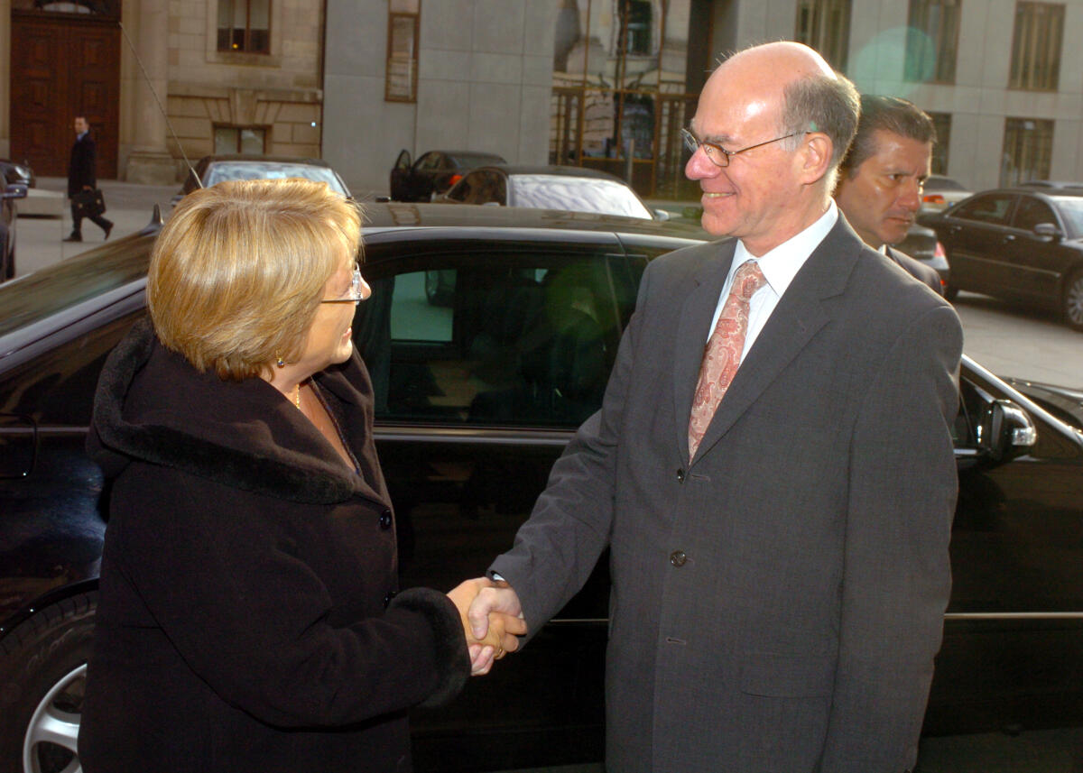 Lammert, Norbert; Bachelet, Michelle Bundestagspräsident Dr. Norbert Lammert, CDU/CSU, empfängt die Präsidentin der Republik Chile, Dr. Michelle Bachelet (links).; Begrüßung, Händeschütteln, Händedruck