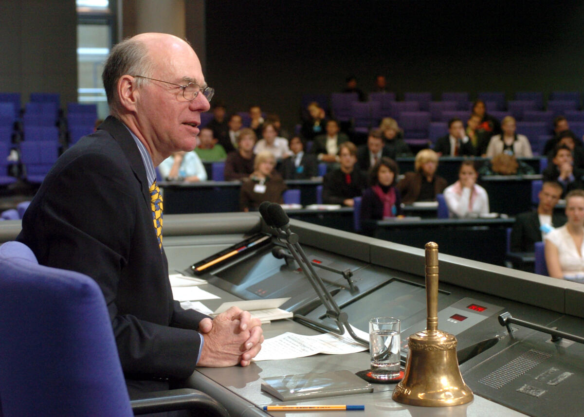 Bundestagspräsident Dr. Norbert Lammert, CDU/CSU, verabschiedet die Teilnehmer der Veranstaltung Jugend und Parlament (14.-17.10.2006) im Plenarsaal des Reichstagsgebäudes, zu dem der Bundestag 308 Jugendliche eingeladen hat.; Glocke Lammert, Norbert Bundestagspräsident Dr. Norbert Lammert, CDU/CSU, verabschiedet die Teilnehmer der Veranstaltung Jugend und Parlament (14.-17.10.2006) im Plenarsaal des Reichstagsgebäudes, zu dem der Bundestag 308 Jugendliche eingeladen hat.; Glocke