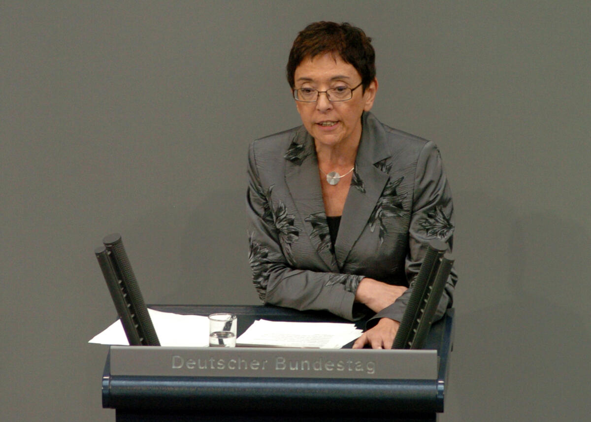 Dr. Lale Akgün, SPD, Rede, Deutscher Bundestag, 54.Sitzung, TOP 04, Thema: Regierungserklärung "Deutsche Inslamkonferenz"; Rednerpult Akgün, Lale Dr. Lale Akgün, SPD, Rede, Deutscher Bundestag, 54.Sitzung, TOP 04, Thema: Regierungserklärung "Deutsche Inslamkonferenz"; Rednerpult