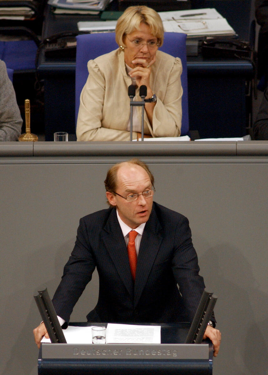 Carl-Eduard von Bismarck, MdB, CDU/CSU, Rede im Deutschen Bundestag, TOP 6, Thema: Beitritt Bulgarien und Rumänien zur EU. Vorsitz: Bundestagsvizepräsidentin Dr. h. c. Susanne Kastner, SPD.; Bundestagsabgeordneter, Abgeordneter, Rednerpult Bismarck, Carl-Eduard von; Kastner, Susanne Carl-Eduard von Bismarck, MdB, CDU/CSU, Rede im Deutschen Bundestag, TOP 6, Thema: Beitritt Bulgarien und Rumänien zur EU. Vorsitz: Bundestagsvizepräsidentin Dr. h. c. Susanne Kastner, SPD.; Bundestagsabgeordneter, Abgeordneter, Rednerpult