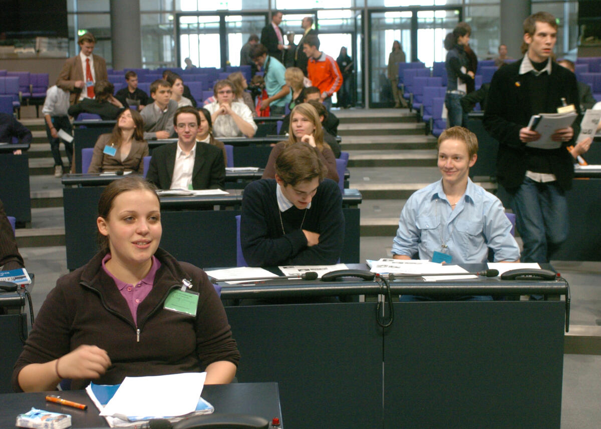 Veranstaltung Jugend und Parlament im Plenarsaal des Reichstagsgebäude (14.-17.10.2006), zu dem der Bundestag 308 Jugendliche eingeladen hat.; Blick ins Plenum Veranstaltung Jugend und Parlament im Plenarsaal des Reichstagsgebäude (14.-17.10.2006), zu dem der Bundestag 308 Jugendliche eingeladen hat.; Blick ins Plenum