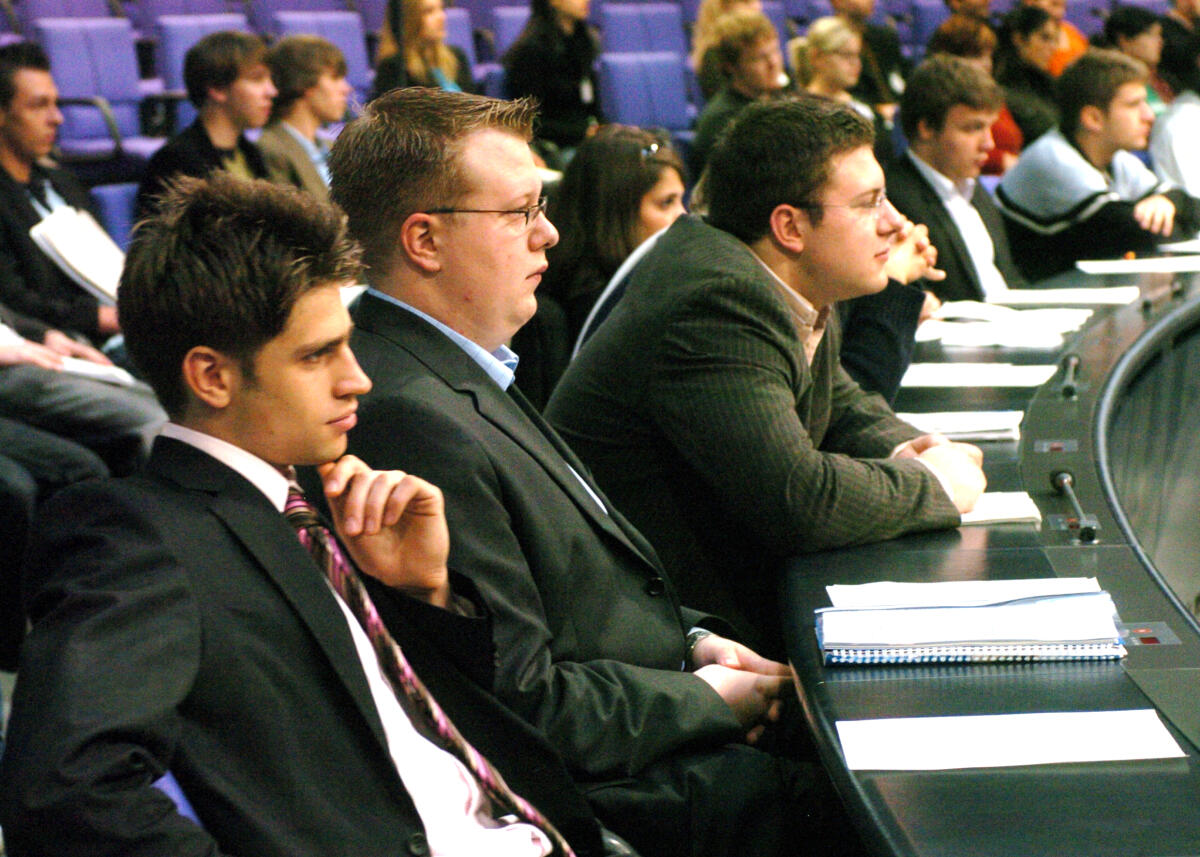 Veranstaltung Jugend und Parlament im Plenarsaal des Reichstagsgebäude (14.-17.10.2006), zu dem der Bundestag 308 Jugendliche eingeladen hat.; Blick ins Plenum Veranstaltung Jugend und Parlament im Plenarsaal des Reichstagsgebäude (14.-17.10.2006), zu dem der Bundestag 308 Jugendliche eingeladen hat.; Blick ins Plenum