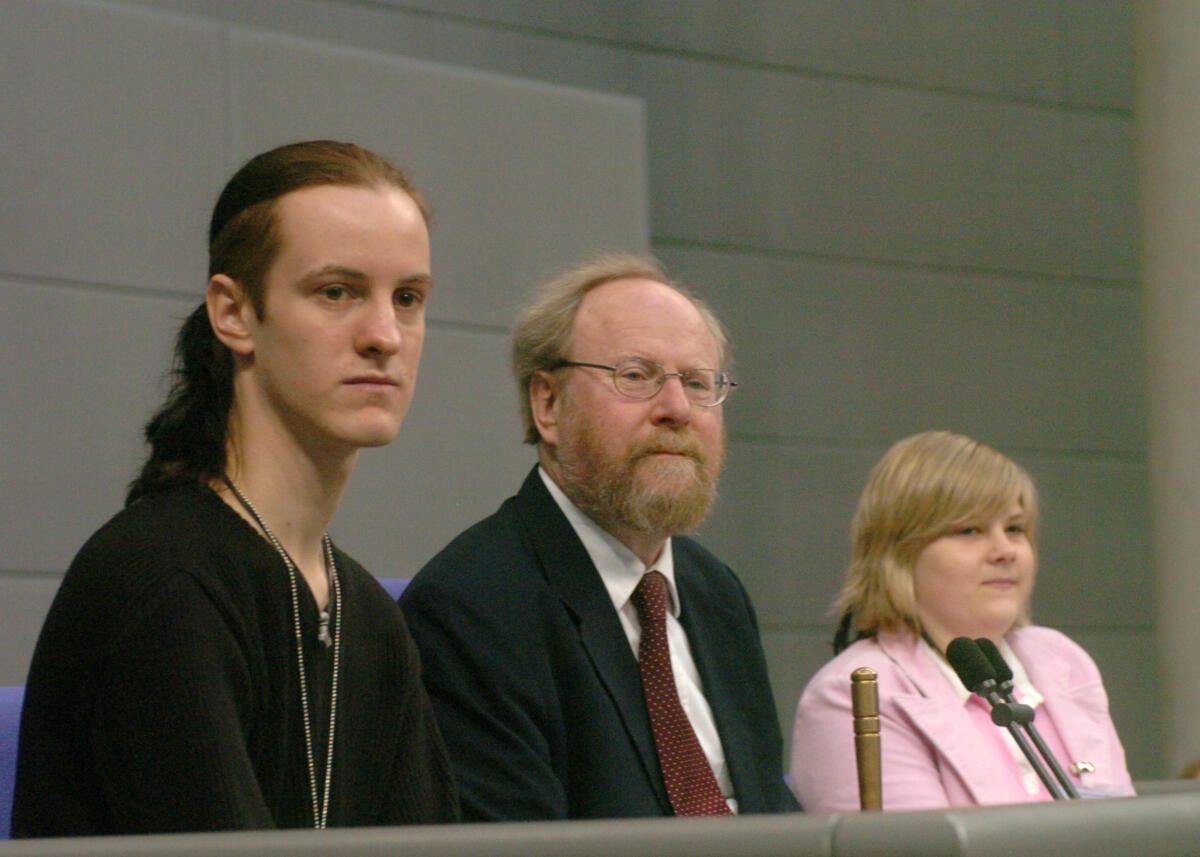 Thierse, Wolfgang Jugend und Parlament im Plenarsaal des Reichstagsgebäude (14.-17.10.2006), zu dem der Bundestag 308 Jugendliche eingeladen hat.; Bundestagsvizepräsident Dr. h.c. Wolfgang Thierse, SPD, eröffnet die Plenardebatte und 1. Lesung.; Jugendliche, Schriftführer, Deutscher Bundestag, Politik, Vorsitz, Podium