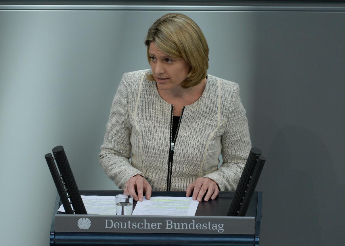 Dr. Astrid Freudenstein, CDU/CSU, Bundestagsabgeordnete, Abgeordnete, Mitglied des Deutschen Bundestages, MdB, Rede, Deutscher Bundestag, 24. Sitzung, Top 18, Thema: Gerechte Entlohnung von Frauen.; Rednerpult. Freudenstein, Astrid Dr. Astrid Freudenstein, CDU/CSU, Bundestagsabgeordnete, Abgeordnete, Mitglied des Deutschen Bundestages, MdB, Rede, Deutscher Bundestag, 24. Sitzung, Top 18, Thema: Gerechte Entlohnung von Frauen.; Rednerpult.