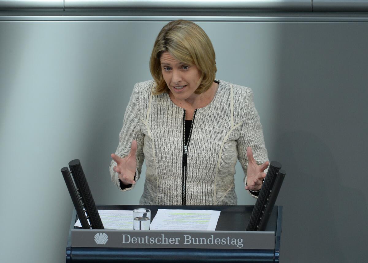 Freudenstein, Astrid Dr. Astrid Freudenstein, CDU/CSU, Bundestagsabgeordnete, Abgeordnete, Mitglied des Deutschen Bundestages, MdB, Rede, Deutscher Bundestag, 24. Sitzung, Top 18, Thema: Gerechte Entlohnung von Frauen.; Rednerpult.
