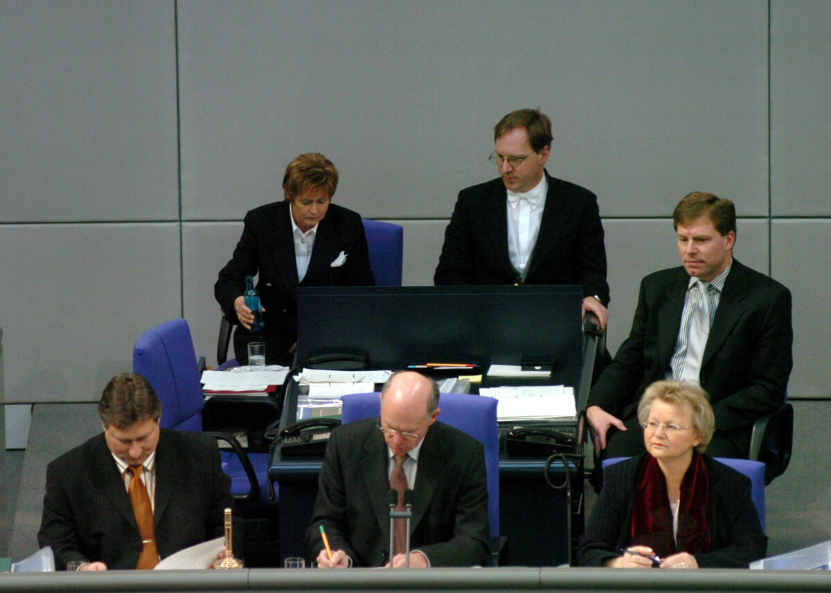 Mechthild Dyckmans, FDP, Schriftführerin (re.), Bundestagspräsident Dr. Norbert Lammert, CDU/CSU, Martin Burkert, SPD, Schriftführer, (li.). 17. Sitzung, Deutscher Bundestag Dyckmans, Mechthild; Lammert, Norbert; Burkert, Martin Mechthild Dyckmans, FDP, Schriftführerin (re.), Bundestagspräsident Dr. Norbert Lammert, CDU/CSU, Martin Burkert, SPD, Schriftführer, (li.). 17. Sitzung, Deutscher Bundestag
