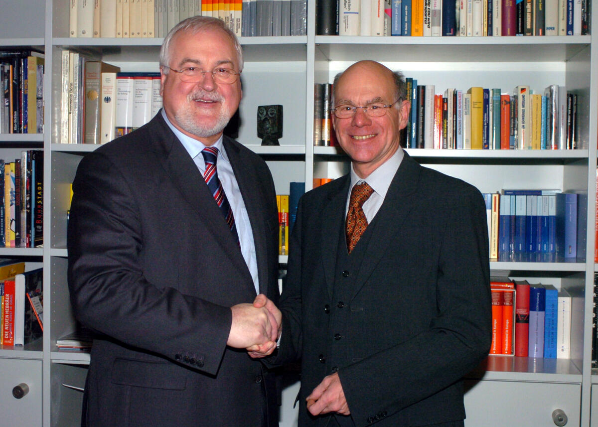 Carstensen, Peter Harry; Lammert, Norbert Bundestagspräsident Dr. Norbert Lammert, CDU/CSU, (re.), empfängt den Bundesratspräsidenten Peter Harry Carstensen, CDU/CSU, (li.),  in seinem Büro.