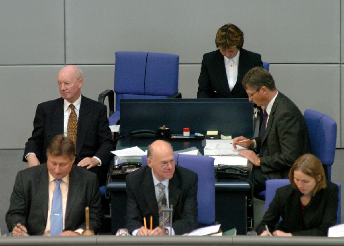 Lammert, Norbert; Burkert, Martin; Hirsch, Cornelia; Stelzl, Hans-Joachim; Sobolewski, Frank 51. Plenarsitzung des  Deutschen Bundestages; Vorsitz: Dr. Norbert Lammert, CDU/CSU, Bundestagspräsident, Mitte, Martin Burkert, SPD, Schriftführer, links, und Cornelia Hirsch, DIE LINKE., Schriftführerin, rechts.; Dahinter : Dr. Hans-Joachim Stelzl, Direktor beim Deutschen Bundestag, links, Frank Sobolewski, Leiter Referat Parlamentssekretariat im Deutschen Bundestag