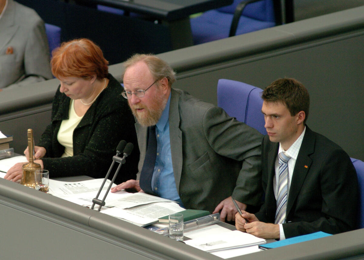 Thierse, Wolfgang; Laurischk, Sibylle; Müller, Stefan 51. Plenarsitzung des Deutschen Bundestages. Thema: Wettbewerbsaufsicht-Energiemärkte; Vorsitz: Dr. h.c. Wolfgang Thierse, SPD, Mitte, Sibylle Laurischk, FDP, Schriftführerin, links, und Stefan Müller, CDU/CSU, Schriftführer, rechts.