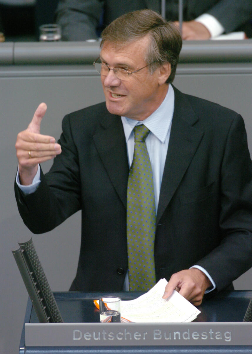 Dr. Wolfgang Gerhardt, MdB, FDP, Rede, Deutscher Bundestag, 50. Sitzung, TOP 2, Thema: VN-Mission im Libanon, Redner 2.; Rednerpult. Gerhardt, Wolfgang Dr. Wolfgang Gerhardt, MdB, FDP, Rede, Deutscher Bundestag, 50. Sitzung, TOP 2, Thema: VN-Mission im Libanon, Redner 2.; Rednerpult.