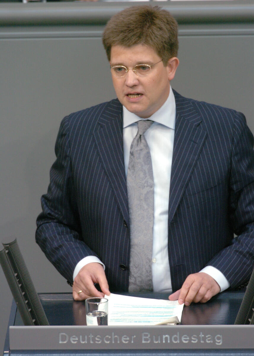 Eckart von Klaeden, MdB, CDU/CSU, Rede, Deutscher Bundestag, 50. Sitzung, TOP 2, Thema: VN-Mission im Libanon, Redner 3.; Rednerpult. Klaeden, Eckart von Eckart von Klaeden, MdB, CDU/CSU, Rede, Deutscher Bundestag, 50. Sitzung, TOP 2, Thema: VN-Mission im Libanon, Redner 3.; Rednerpult.