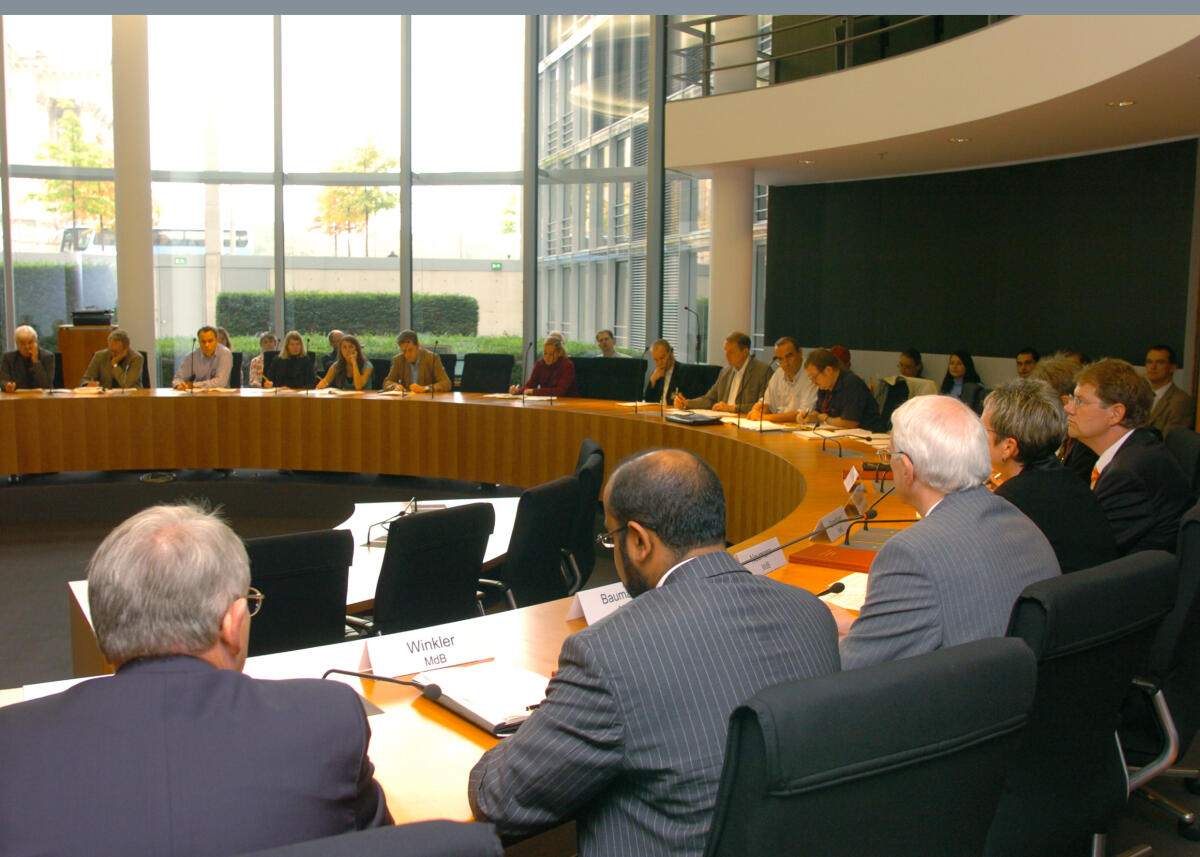  Pressekonferenz des Petitionsausschusses des Deutschen Bundestages "Übergabe Tätigkeitsbericht 2005"; Im Hintergrund Medienvertreter.