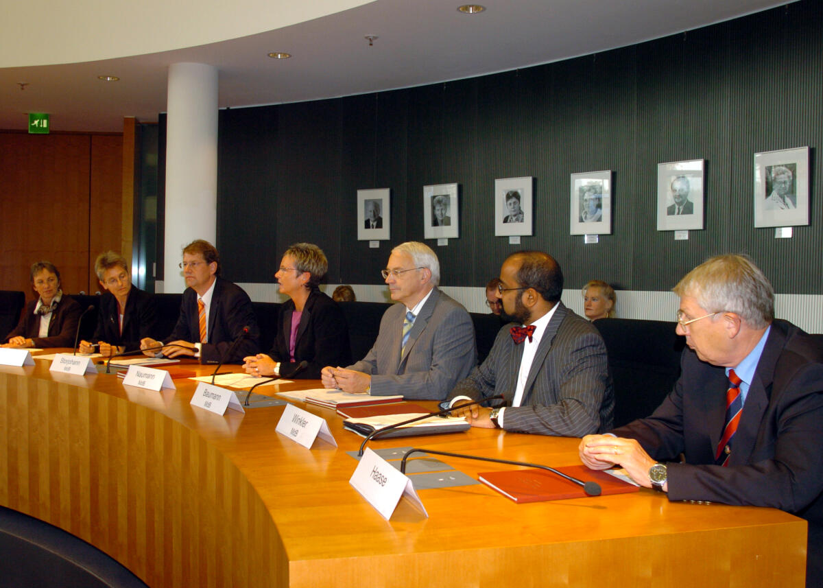 Lösekrug-Möller, Gabriele; Schubert, Bärbel; Storjohann, Gero; Naumann, Kersten; Baumann, Günter; Winkler, Josef Philip; Haase, Karl-Dietrich Pressekonferenz des Petitionsausschusses des Deutschen Bundestages "Übergabe Tätigkeitsbericht 2005"; Von links nach rechts:; Gabriele Lösekrug-Möller, MdB, SPD,, Bärbel Schubert, Pressereferentin, Gero Storjohann, stv. Vorsitzender Petitionsausschuss, MdB, CDU/CSU, Kerstin Naumann, Vorsitzende des Petitionsausschusses, MdB, DIE LINKE., Günter Baumann, MdB, CDU/CSU, Josef  Winkler, MdB Bündnis 90/Die Grünen Karl-Dietrich Haase.; Bundestagsverwaltung