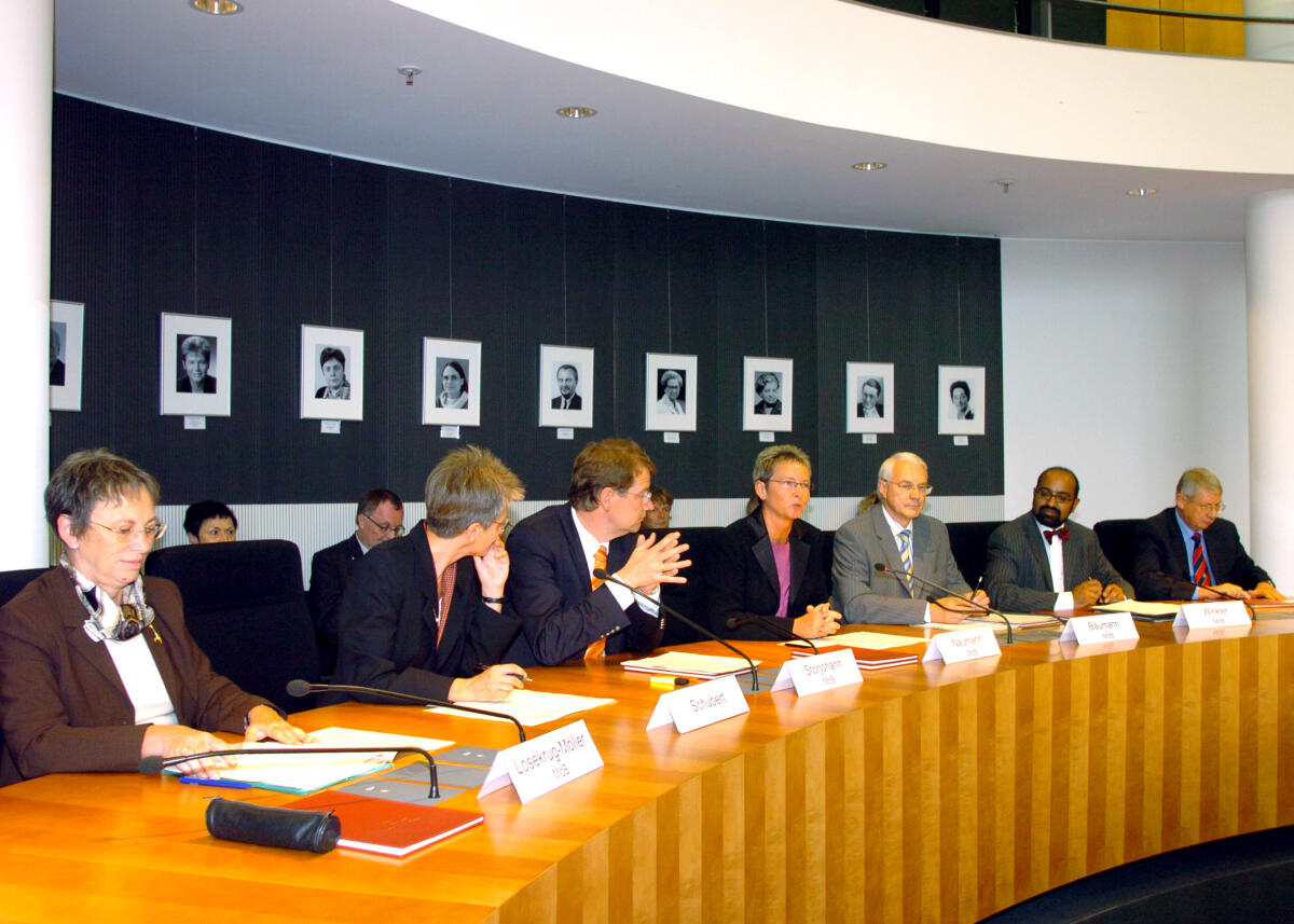 Pressekonferenz des Petitionsausschusses des Deutschen Bundestages "Übergabe Tätigkeitsbericht 2005"; Von links nach rechts:; Gabriele Lösekrug-Möller, MdB, SPD, Bärbel Schubert, Pressereferentin, Gero Storjohann, stv. Vorsitzender Petitionsausschuss, MdB, CDU/CSU, Kerstin Naumann, Vorsitzende des Petitionsausschusses, MdB, DIE LINKE., Günter Baumann, MdB, CDU/CSU, Josef Winkler, MdB, Bündnis 90/Die Grünen, Karl-Dietrich Haase.; Bundestagsverwaltung Lösekrug-Möller, Gabriele; Schubert, Bärbel; Storjohann, Gero; Naumann, Kersten; Baumann, Günter; Winkler, Josef Philip; Haase, Karl-Dietrich Pressekonferenz des Petitionsausschusses des Deutschen Bundestages "Übergabe Tätigkeitsbericht 2005"; Von links nach rechts:; Gabriele Lösekrug-Möller, MdB, SPD, Bärbel Schubert, Pressereferentin, Gero Storjohann, stv. Vorsitzender Petitionsausschuss, MdB, CDU/CSU, Kerstin Naumann, Vorsitzende des Petitionsausschusses, MdB, DIE LINKE., Günter Baumann, MdB, CDU/CSU, Josef Winkler, MdB, Bündnis 90/Die Grünen, Karl-Dietrich Haase.; Bundestagsverwaltung
