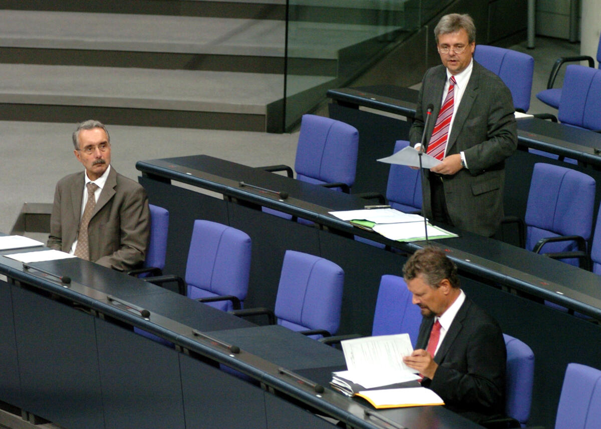 53. Plenarsitzung des Deutschen Bundestages, Befragung der Bundesregierung.; Ulrich Kasparick (oben), SPD, Parlamentarischer Staatssekretär beim Bundesminister für Verkehr, Bau und Stadtentwicklung, Hartmut Schauerte (links), CDU/CSU, Staatssekretär beim Bundesminister für Wirtschaft und Technologie, Gernot Erler (rechts), SPD, Staatssekretär beim Bundesminister des Auswärtigen.; Abgeordnete, MdB, Kasparick, Ulrich; Schauerte, Hartmut; Erler, Gernot 53. Plenarsitzung des Deutschen Bundestages, Befragung der Bundesregierung.; Ulrich Kasparick (oben), SPD, Parlamentarischer Staatssekretär beim Bundesminister für Verkehr, Bau und Stadtentwicklung, Hartmut Schauerte (links), CDU/CSU, Staatssekretär beim Bundesminister für Wirtschaft und Technologie, Gernot Erler (rechts), SPD, Staatssekretär beim Bundesminister des Auswärtigen.; Abgeordnete, MdB,