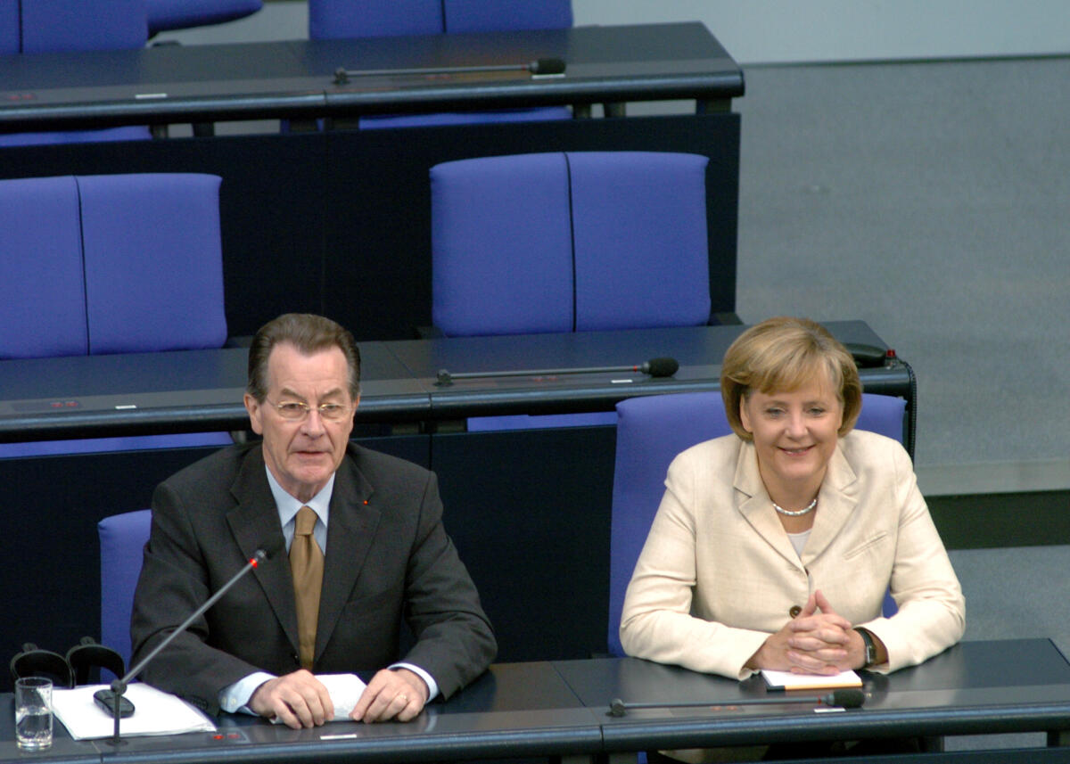 47. Plenarsitzung des Deutschen Bundestages, Haushaltsgesetz 2007; Dr. Angela Merkel, CDU/CSU, re., Bundeskanzlerin und Franz Müntefering, SPD, Bundesminister für Arbeit und Soziales, Vizekanzler, auf der Regierungsbank.; Abgeordnete, MdB, Aussprache, Rede Müntefering, Franz; Merkel, Angela 47. Plenarsitzung des Deutschen Bundestages, Haushaltsgesetz 2007; Dr. Angela Merkel, CDU/CSU, re., Bundeskanzlerin und Franz Müntefering, SPD, Bundesminister für Arbeit und Soziales, Vizekanzler, auf der Regierungsbank.; Abgeordnete, MdB, Aussprache, Rede