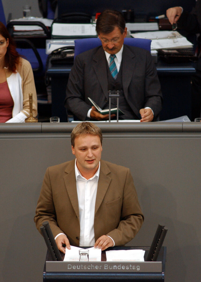 Sönke Rix, MdB, SPD, Rede Deutscher Bundestag, Haushaltsgesetz 2007, Einzelplan 17, Familie, Senioren, Frauen und Jugend.; Vorsitz: Bundestagsvizepräsident Dr. Hermann Otto Solms, FDP. Rix, Sönke; Solms, Hermann Otto Sönke Rix, MdB, SPD, Rede Deutscher Bundestag, Haushaltsgesetz 2007, Einzelplan 17, Familie, Senioren, Frauen und Jugend.; Vorsitz: Bundestagsvizepräsident Dr. Hermann Otto Solms, FDP.