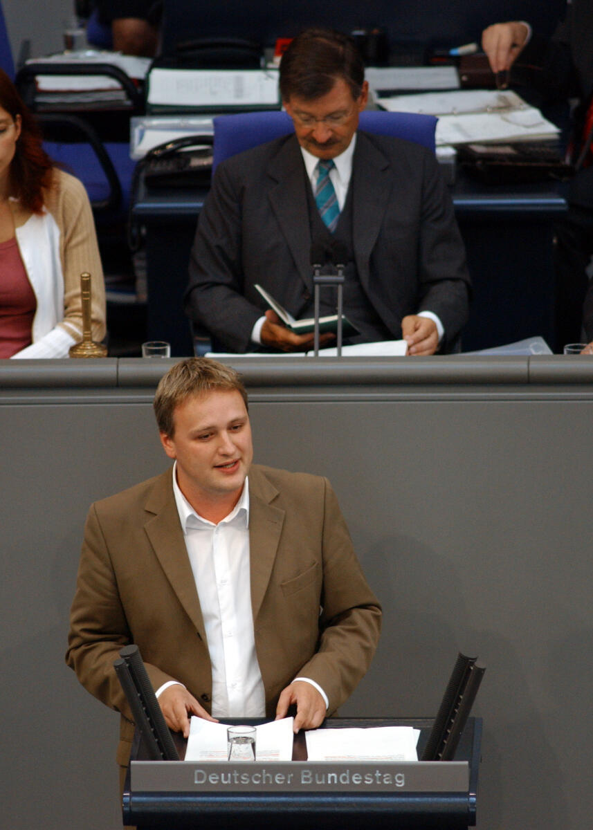 Rix, Sönke; Solms, Hermann Otto Sönke Rix, MdB, SPD, Rede Deutscher Bundestag,  Haushaltsgesetz 2007, Einzelplan 17, Familie, Senioren, Frauen und Jugend.; Vorsitz: Bundestagsvizepräsident Dr. Hermann Otto Solms, FDP.