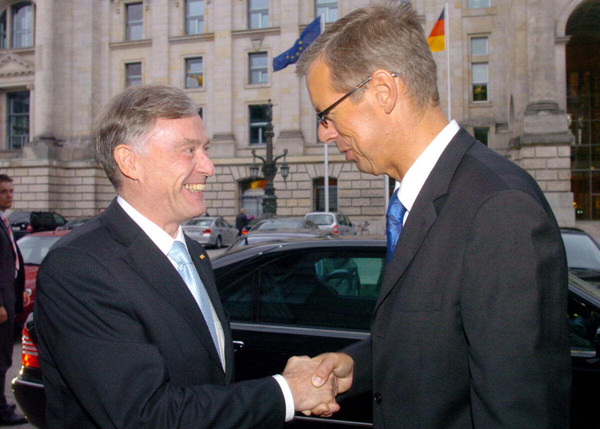 Köhler, Horst; Robbe, Reinhold Jahresempfang des Wehrbeauftragten des Deutschen Bundestages, Reinhold Robbe (re), der hier den Bundespräsidenten Prof. Horst Köhler (li) begrüßt.