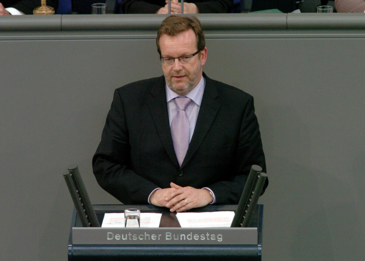 Kaster, Bernhard; Pau, Petra Bernhard Kaster, MdB CDU/CSU,  Rede, Deutscher Bundestag, 48. Sitzung, Schlussrunde Haushaltsgesetz 2007.; Plenum, Abgeordneter, Bundestagsabgeordneter