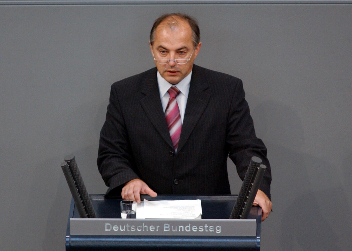 Juratovic, Josip Josip Juratovic, SPD, MdB, Rede Deutscher Bundestag, 46. Sitzung, TOP 1, Haushaltsgesetz 2007, Einzelplan 05, Auswärtiges Amt.; Rednerpult.