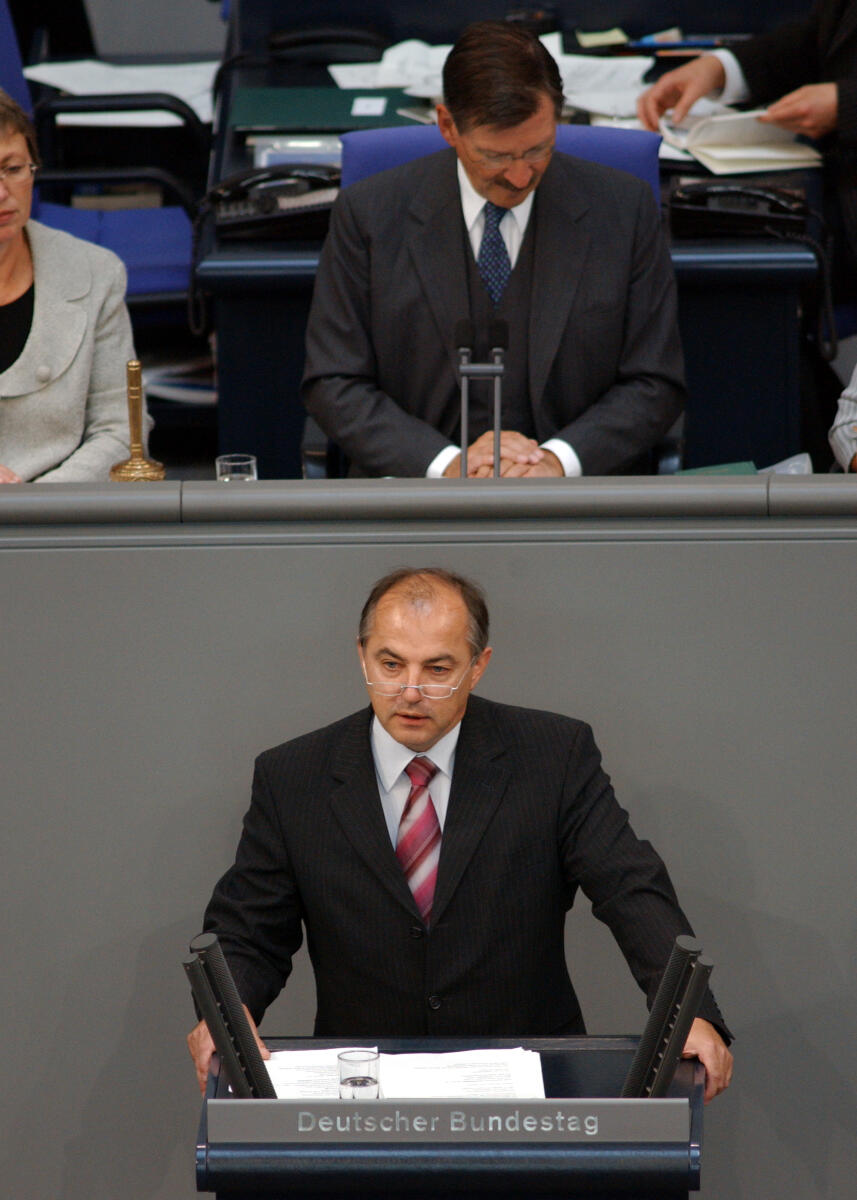 Juratovic, Josip; Solms, Hermann Otto Josip Juratovic, SPD, MdB, Rede Deutscher Bundestag, 46. Sitzung, TOP 1, Haushaltsgesetz 2007, Einzelplan 05, Auswärtiges Amt. Vorsitz: Bundestagsvizepräsident  Dr. Hermann Otto Solms, FDP.; Rednerpult.