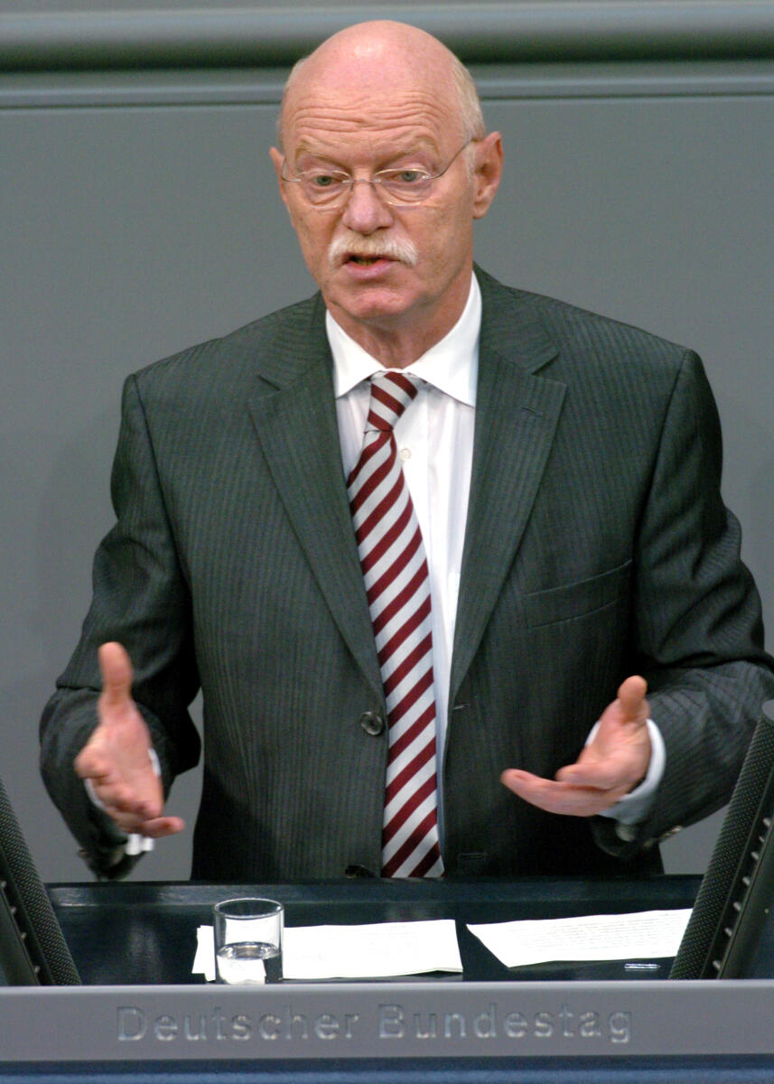 Struck, Peter Dr. Peter Struck, MdB, SPD, Rede, Deutscher Bundestag, 46. Sitzung, Haushaltsgesetz 2007, Epl 04, Thema: Bundeskanzleramt, Redner 4.; Rednerpult.