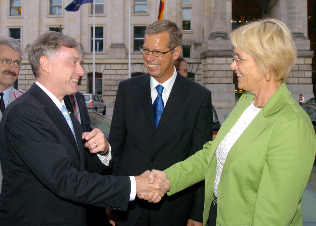 Jahresempfang des Wehrbeauftragten des Deutschen Bundestages, Reinhold Robbe (mi), hier mit dem Bundespräsidenten Prof. Horst Köhler (li), der die Bundestagsvizepräsidentin des Deutschen Bundestages, Dr. h. c. Susanne Kastner, SPD, begrüßt. Köhler, Horst; Kastner, Susanne; Robbe, Reinhold Jahresempfang des Wehrbeauftragten des Deutschen Bundestages, Reinhold Robbe (mi), hier mit dem Bundespräsidenten Prof. Horst Köhler (li), der die Bundestagsvizepräsidentin des Deutschen Bundestages, Dr. h. c. Susanne Kastner, SPD, begrüßt.